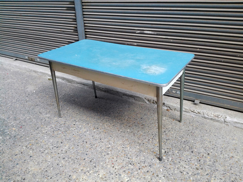 mesa cocina formica azul metal desgastada 75x129x69.5 1u